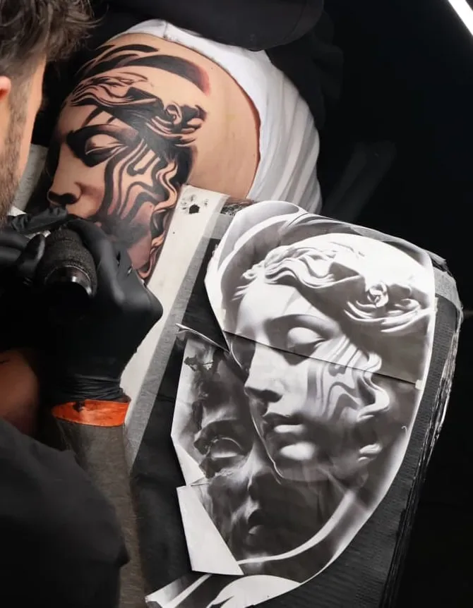 Marmer: zwart-grijze tattoo op de schouder en rug