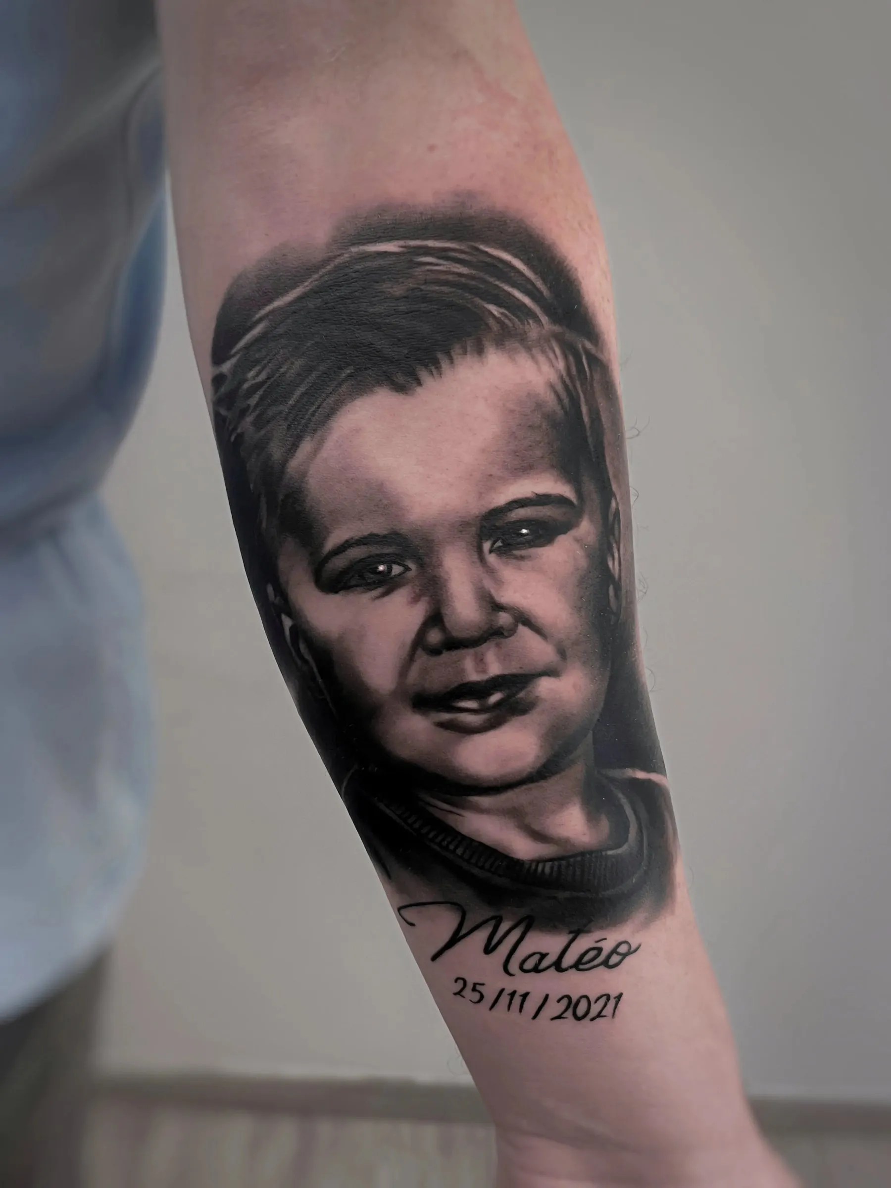 Moment captured, lifetime held: realistisch zwart-grijs portret van een lachend jong kind, op de onderarm