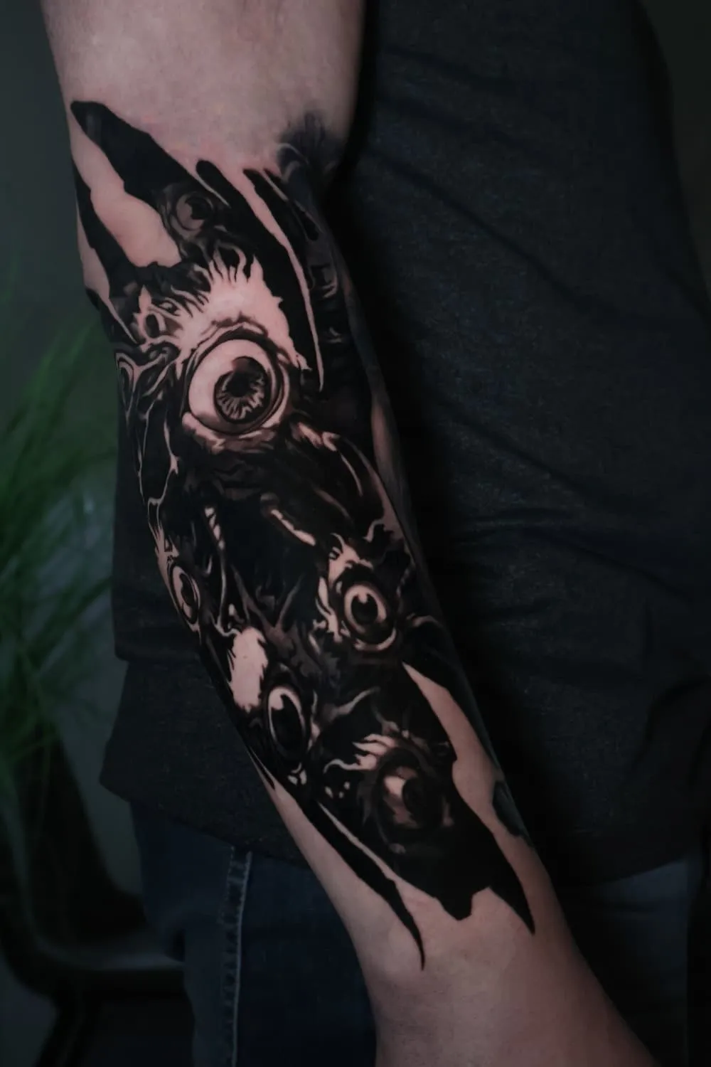 Wachters: black-and-grey tattoo op de onderarm