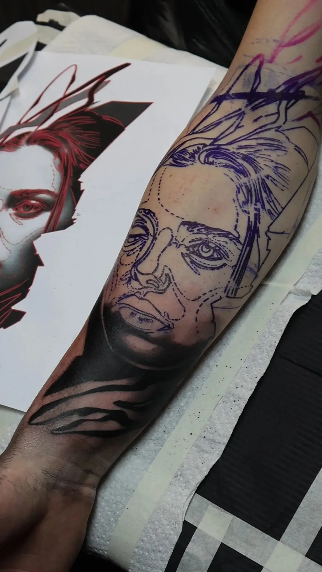 Defined by contrast: het paarse stencil van het portret op de onderarm, klaar om te tatoeëren