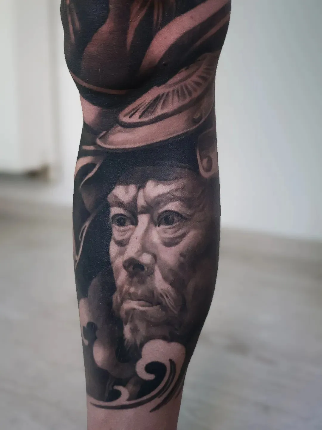 Form born from empty space: detail op de kuit: een oude samoerai met lange baard