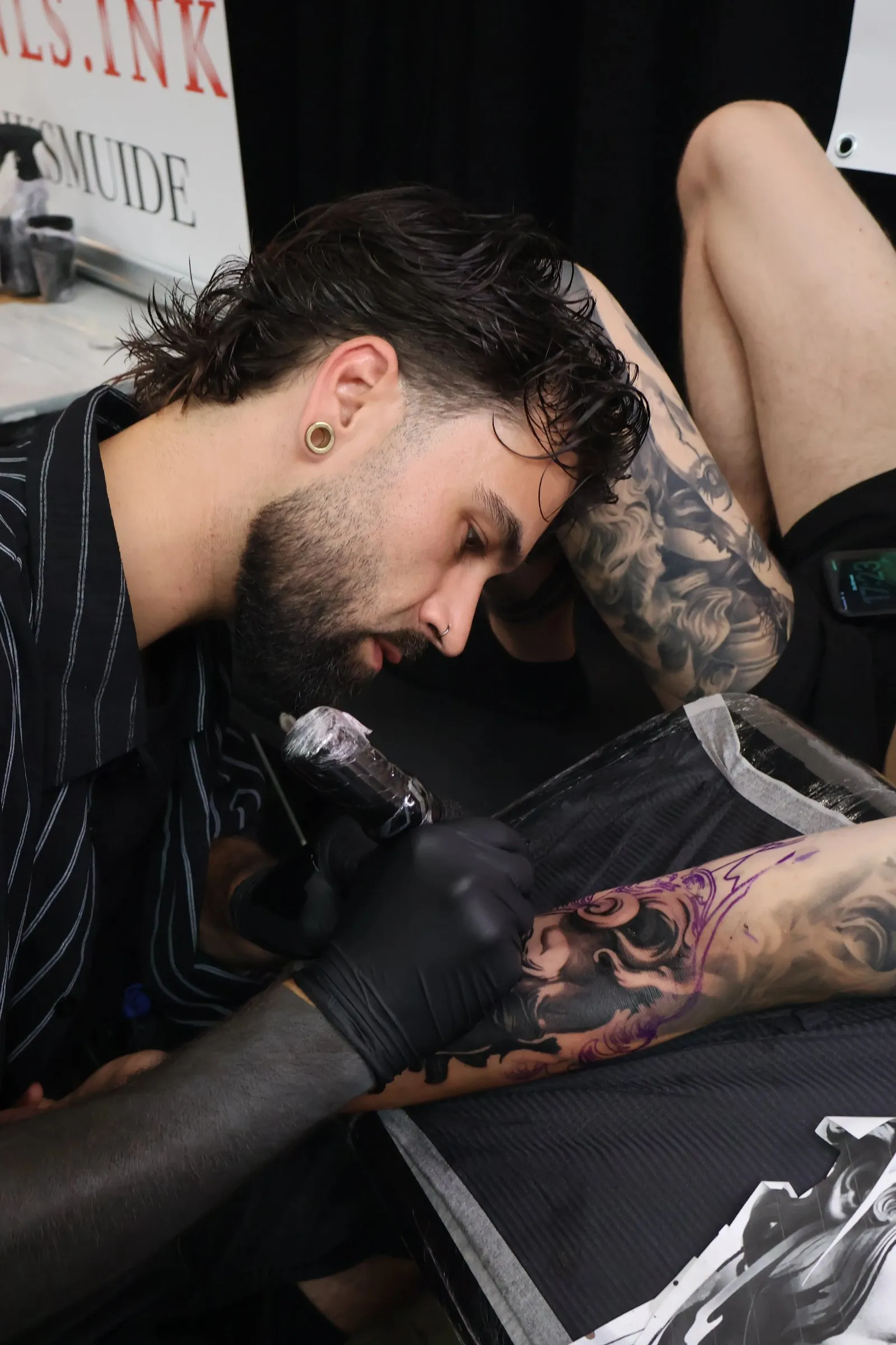 Abstract mind, sharp lines: tijdens de sessie op een tattooconventie