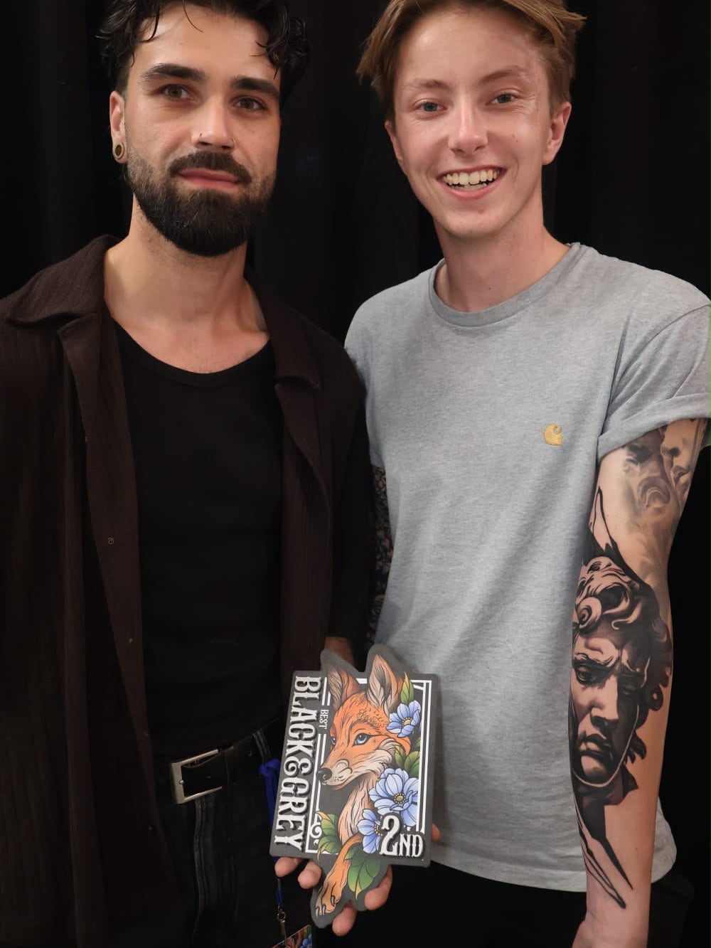 Chesney Foss met de Best Black & Grey award (2de plaats) op de Sint-Niklaas Tattoo Expo